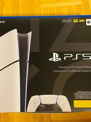Playstation 5 - PRISET KAN DISKUTERAS. SKIRV VID FRÅGOR. PlayStation 5 Digital Edition Slim – helt ny, oöppnad i kartong. Den senaste, smidigare modellen med snabb SSD-lagring, kraftfull prestanda och tystare design. Perfekt för den som vill kliva rakt in i nästa generations gaming utan skivor. Köp, koppla in och kör – framtiden är digital och den börjar här.  OBS: Priser varierar kraftigt mellan återförsäljare - hör av dig om du har frågor eller vill jämföra. Säljes för 5 649 kr.