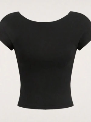 Svart topp med öppen rygg - Säljer en svart topp med korta ärmar och en riktigt snygg öppen rygg. Toppen har en enkel, tight passform och är gjord i mjukt bomullsmaterial. Perfekt till jeans eller kjol för en clean look.