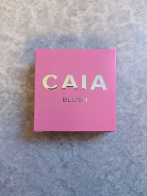 CAIA Matte Blush  - Snygg matt rouge från CAIA i färgen Grapefruit Juice. Kommer i en rosa fyrkantig förpackning med silvrig text. Perfekt för att ge kinderna en fräsch och naturlig färg. Ej använd men öppnad - Säljer då jag köpte fel färg   Nypris 275kr