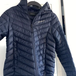 Peak Performance jacka - Jackan är köpt på Stadium och knappt använts. Väl omhändertagen och Legat i garderoben ett bra tag. Använder inte då den blev för stor för mig.