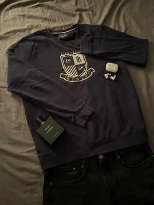 Bondelid tröja - Mörkblå bondelid tröja i fint skick. Storlek M. Priset kan diskuteras. 