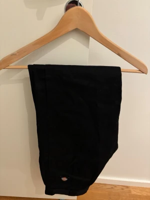 Svarta Dickies chinos - Säljer ett par svarta chinos från Dickies med klassisk rak passform. Har pressveck fram och passar därför både formella och informella tillställningar. Nypris: 899kr. Mitt pris: 349kr. 
