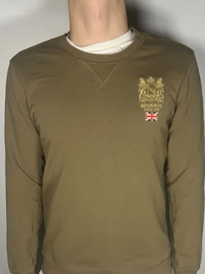 Morris tröja - Säljer en riktigt snygg och trendig Morris tröja i fint skick, storlek M, vid frågor är det bara att höra av sig //Gramenti