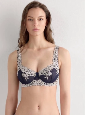 Intimissimi bh - Mörkblå bh ifrån intimissimi, vacker blommig spets i beige. Använd typ 2 gånger, säljer pågrund av att den inte passar. Bh:n har breda axelband och fina broderade detaljer som ger en lyxig känsla. Perfekt för dig som gillar romantiska och eleganta underkläder. Kan skicka mer bilder på den och priset går att diskutera❣️ nypris 559kr