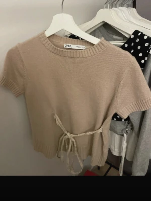 Knyt tröja! - Säljer nu en knyt tröja från Zara, dne är beige och i storlek s, bra skick förutom lite nopprig, snörerna är lite slitna också