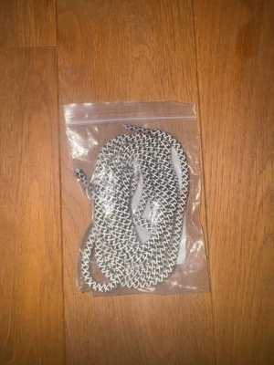  Lysande snöre Till alla typer av skor -  Jag råka beställa två styckna par av snöret när jag behövde bara en och nu försöker bara sälja det andra paret och de där skorna är bara hur det gick. Ser ut när du lägger på skorna extremt fina i mörkret särskilt också i vintern. 