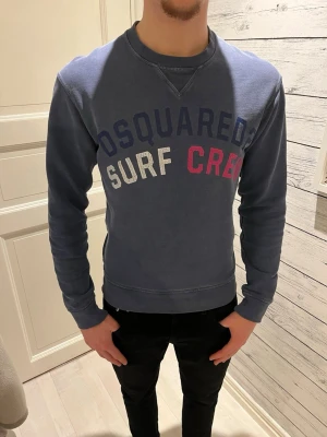 Blå crewneck från Dsquared2 - Säljer en blå crewneck från Dsquared2 pga för liten för mig. Små tecken på användning men inget som förstör tröjan. Skriv om ni har frågor! Pris kan diskuteras. 