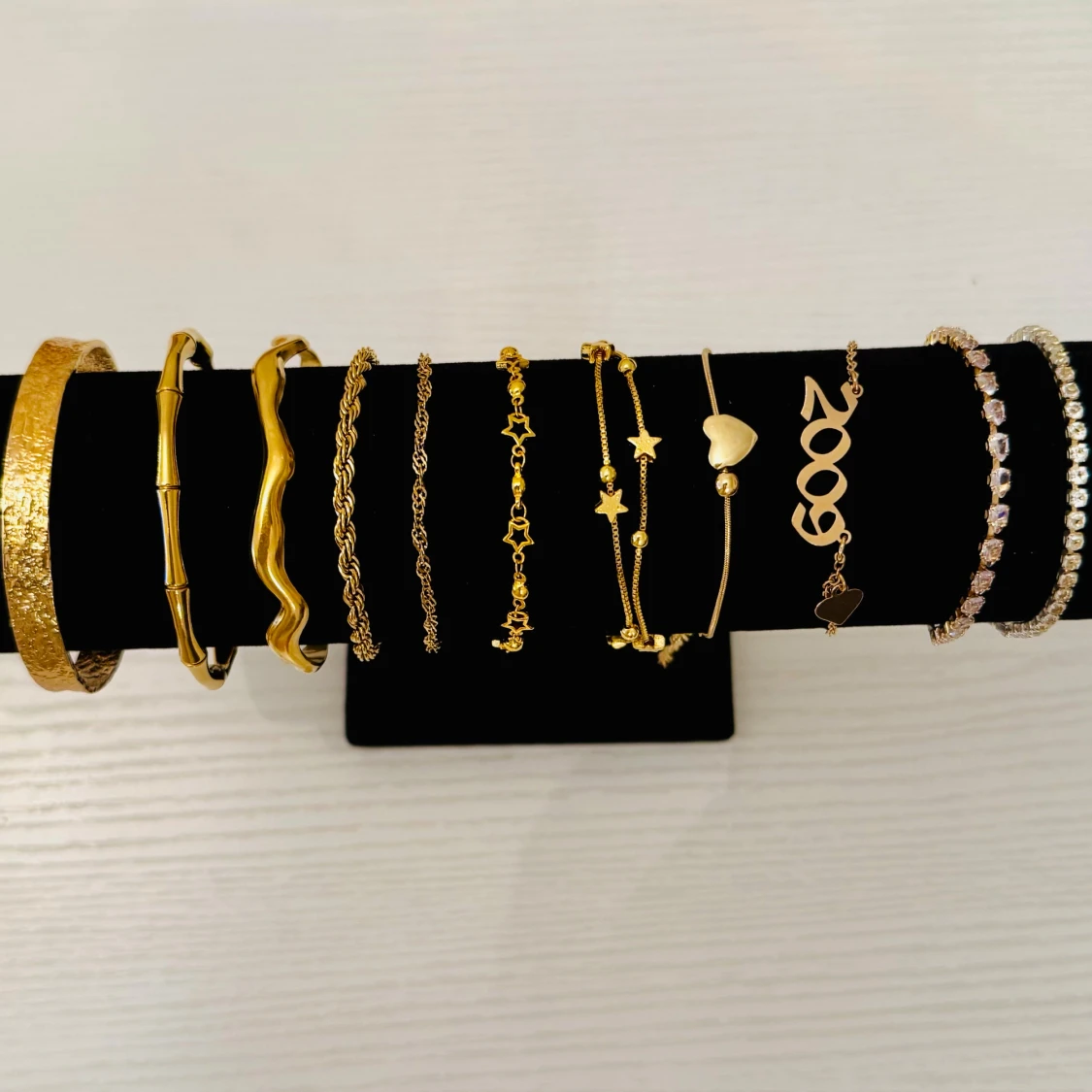 Guldiga armband med olika detaljer
