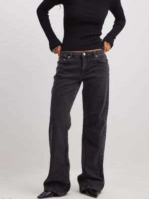 Mörkgrå vida jeans med låg midja - Säljer ett par mörkgrå  jeans med låg midja och vida ben. Storlek 36 från NA-KD. Säljer då de inte kommer till användning längre. Har lite slitningar längst ner, se bild. Skickar inte bilder hur de sitter på mig! Nypris 699 kr