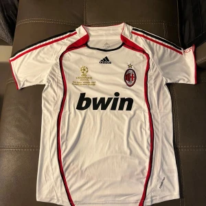 AC Milan jersey UCL 2007 - Använd kanske 2 gånger. Storlek M. Säljes pga använder den aldrig.
