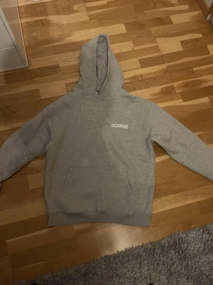 Jaquemus hoodie - Extremt fet hoodie från jaquemus, ny pris 3k. Passar normalt, är du över 899kr så rekommenderar jag edå jag själv är det och den sitter bra