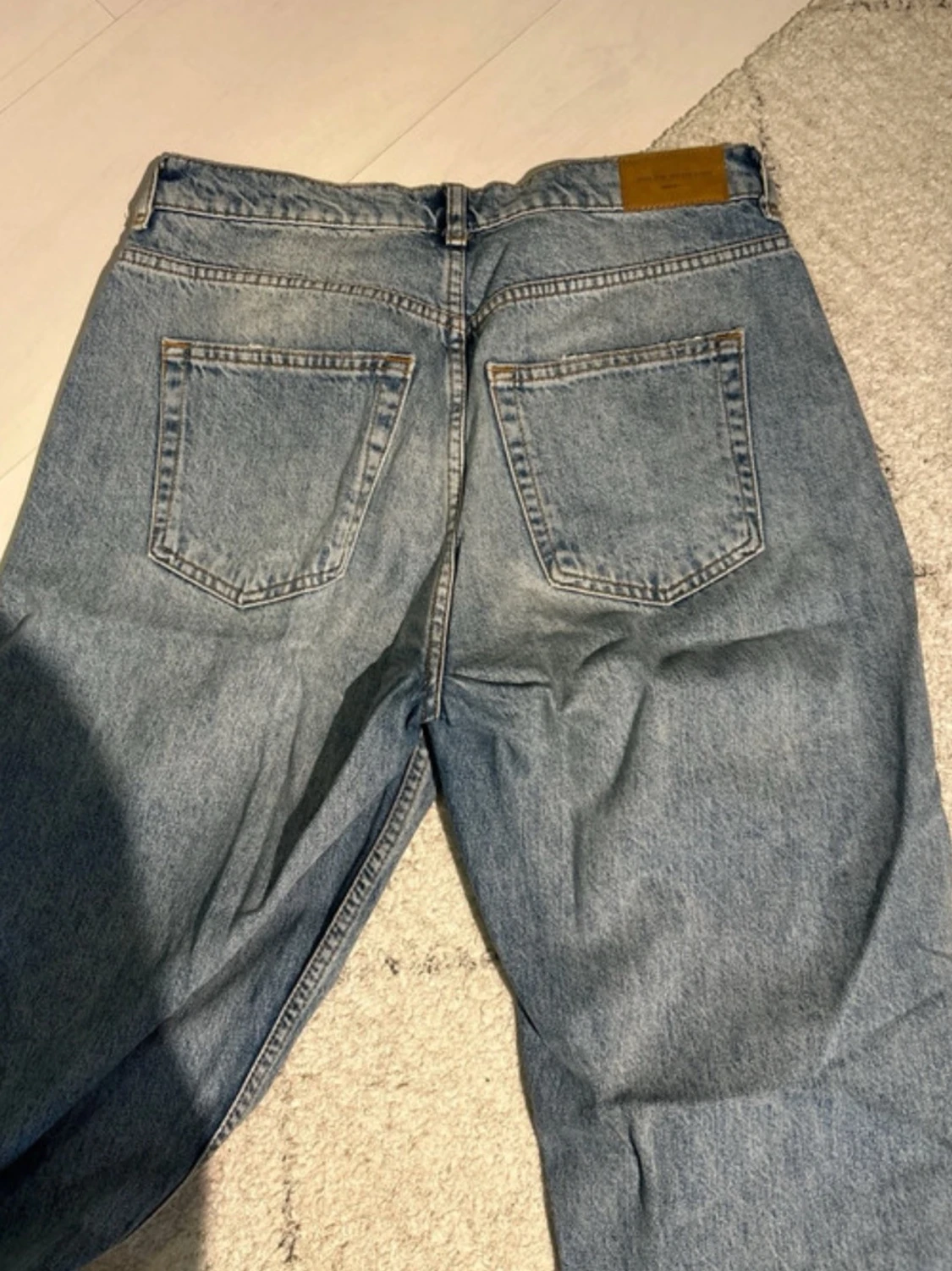 Blå slitna jeans med raka ben - 5