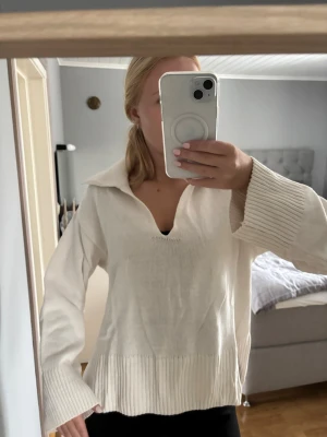 Stickad tröja - En stickad tröja från Gina i storlek S.