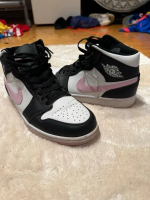 Jordan 1 mid  - Köpta för 2799, bra skick