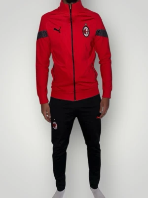 Ac Milan träningsoverall strl S - Helt ny. Fin replika med hög kvalitet. Modellen är 175cm lång och bär storlek S. Pris: 1199kr. Först till kvarn. Skickas direkt inom 24h