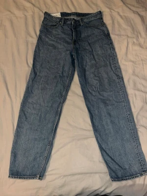 Loose fit Jeans - Säljer 3 Jeans Ljusblåa är size 30/32 i loose fit, denim mörkblåa size 30/ size S, mörkblåa size S Alla 3 för endast 399kr! 