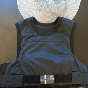 Skottsäker väst Mehler Body Armour – Comfort II (Strl S) - Skottsäker väst från Mehler Body Armour, modell Comfort II. Storlek S. Bra skick.  • NIJ Level II (pistolskydd) • Bekväm och smidig passform • Panelerna är hela, inga sprickor • Kvalitetsväst från välkänt märke