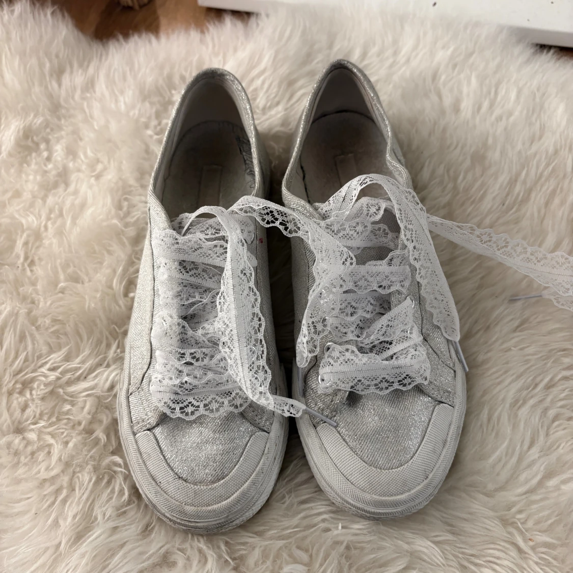 Silvriga sneakers med spetsiga snören