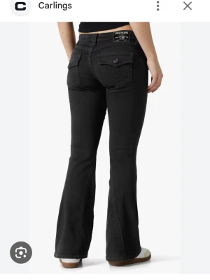 Svarta bootcut jeans från True Religion - Har ett par fina svart true religion jeans i modellen becca i strl w29, söker ett par i samma strl fast i modellen joey, är du öppen för ett byte så skriv!!!💗💗