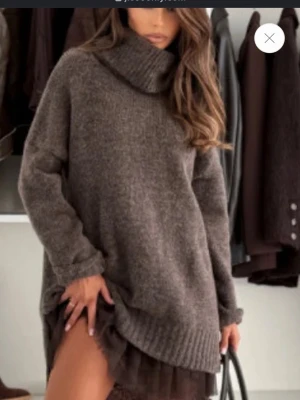 Brun ärmlös klänning med tyllvolang - Supersöt brun kortklänning med ärmlös design och rund halsringning. Klänningen har en volangkant i tyll nertill som ger en extra touch. Perfekt att styla med en stickad tröja över för en trendig lager-på-lager-look. Det är ett set med två delar. Köpt som en xxl men tycker det är som en xl. Kragen på tröjan är lite tajtare halsen än på bilderna. Endast provat på 