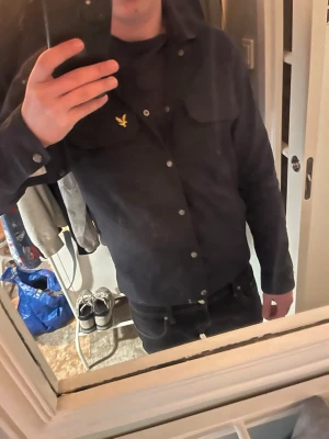 Lyle & skott overshirt - Detta är en marinblå overshirt i storlek S. Personen på bilden är 183 och väger 76kg och plagget sitter bra men är möjligen lite kort.