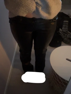 snygga skinnbyxor  - jag tror dom är från veromoda men de ända jag hitta var högmidjade och dehär är lågmidjade så dom kan va från bik bok också ❤️säljer för 200 men priset går att diskutera så skriv bara ett prisförslag 