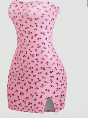 Rosa blommig tubklänning - Supersöt rosa kort tubklänning med små blommor i rosa och grönt. Säljer då den aldrig kommit till användning. Köpt för 120kr🌸