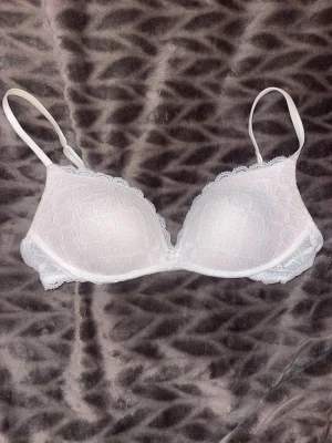 Vit spets-bh från Intimissimi, gioia - Säljer världens finaste vita pushup-bh från Intimissimi i modellen Gioia, storlek 70B med tunna axelband och vacker spetsdetalj över kuporna. Använd ca 3 gånger, så fin bh men var tyvärr lite liten för mig. ❤️ Pris går att diskutera!!