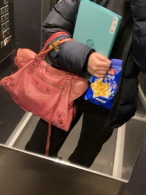 Balenciaga city bag  - Säljer en ÄKTA Balenciaga city bag, endast seriösa köpare och inga skambud. Köpt på vestiaire och kvitto, orderbekräftelse samt autenticitet bekräftelse från Vestiare finns. Dustbag från vestiaire tillföljer vid köp. Skriv privat vid intresse 😊TRYCK INTE PÅ KÖP NU SKRIV FÖRST