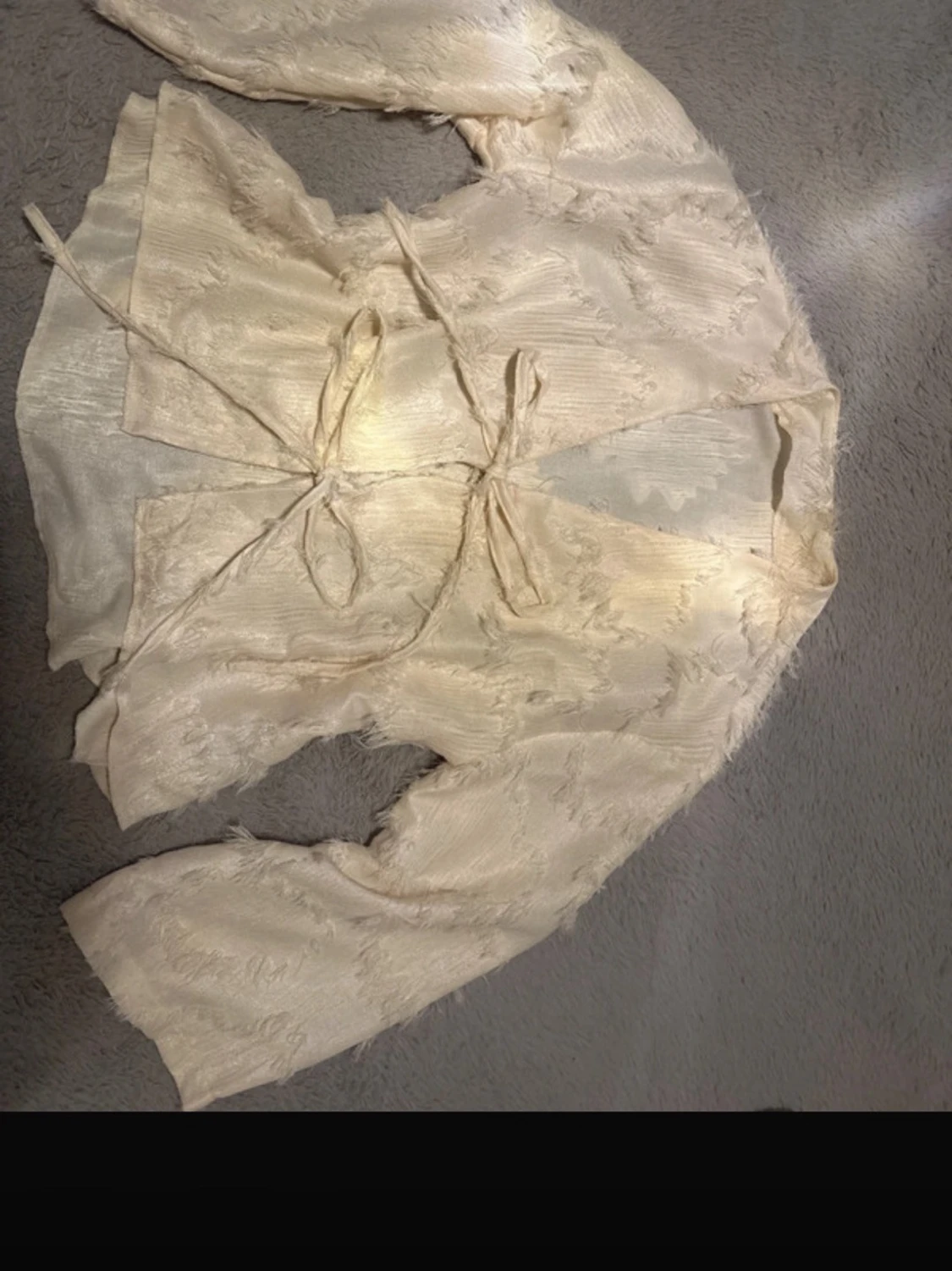 Beige blus med knytdetaljer - 1