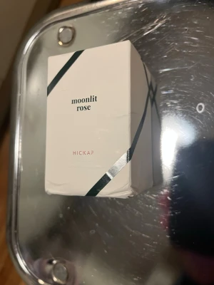 Moonlit Rose parfym från Hickap 50 ml - Moonlit Rose från Hickap har en stilren design och modern känsla. Perfekt för dig som vill ha en trendig parfym i samlingen. Snygg flaska och förpackning som passar in i alla badrum eller väskor. Endast testad vid ett tillfälle annat helt ny.