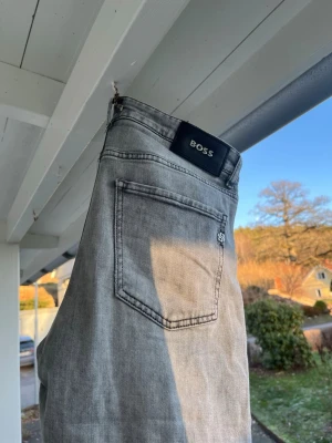 Boss jeans - Tja, säljer dessa feta Boss jeans i NYSKICK‼️Köptes nya för 1800kr. Storlek: 32/30 men är mindre i verkligheten. Pris är alltid DISKUTERBART😉