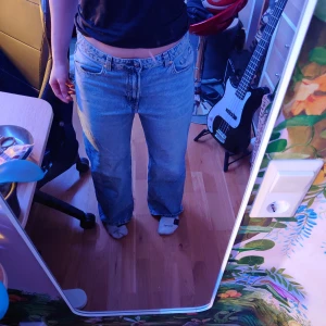 Blå jeans - Säljer ett par klassiska blå jeans från Levi's med låg midja och rak passform. 