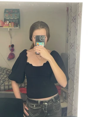 Söt svart tröja  - Helt oanvänd svart tröja i storlek xs. Ord pris 359kr. Finns silikonband vid axlarna, annars en jättesöt svart tröja! Kontakta mig för mer information ❤️