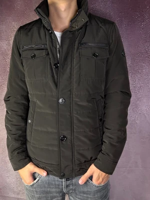 J.lindeberg fieldjacket bailey - Mycket fint skick | Size L (modellen är 188 cm 75 kg) | fraktar spårbart inom 24 timmar | för att köpa klicka ”köp nu” | vid frågor eller funderingar skriv en meddelande | följare får bättre rabatter🙌