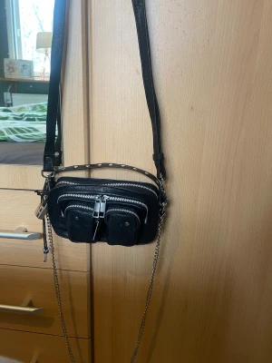 Nunoo handväska - Väska i nyskick. Inköpt för 1480kr  Endast använd 2 ggr  