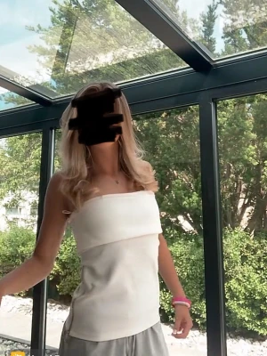 Vit tubtopp från zara  - Säljer en stilren vit tubtopp med enkel och clean design. Älskar denna topp, toppen är axelbandslös och har en snygg vikt kant upptill. Perfekt till sommaren och lätt att matcha med olika outfits.