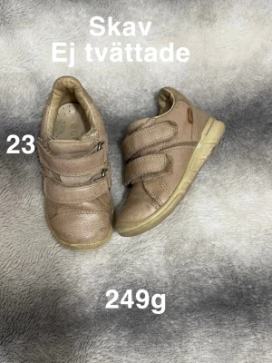 Rosa sneakers med kardborreband - Säljer ett par rosa sneakers med två praktiska kardborreband och rund tå. Skorna har en platt sula. Perfekta för dig som vill ha bekväma och stilrena skor till vardags.🌸 Använt skick. Skav. Ej tvättade. Storlek 23