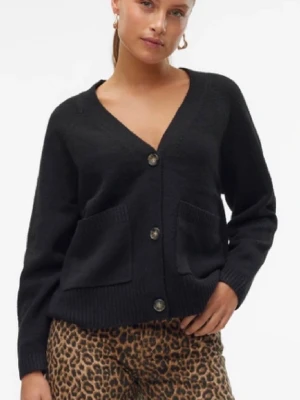 Svart kofta med knappar och fickor - Mysig svart kofta med v-ringning, stora knappar och två fickor framtill. Koftan har lång ärm och ribbade muddar vid ärmslut och nederkant. Perfekt att slänga på sig över en t-shirt eller topp. Koftan är använd ett fåtal gånger, men inga defekter. Storleken är xs men sitter som en M/S. Den passar mig som vanligtvis har M i koftor. ORIGINAL PRIS: 449kr!! NYPRIS: 200kr