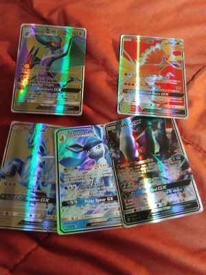 Pokemon kort - Säljer en riktigt snygg dunväst med glittrig finish i silver och guldtoner. Västen har en quiltad design och är i en loose passform. Perfekt för dig som vill sticka ut med en cool och modern look. Materialet är syntet och polyester, vilket gör den lätt och bekväm.