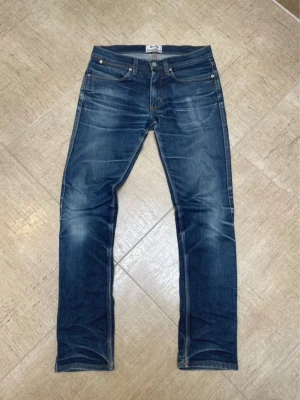 Jeans från Acne Studios - Säljer ett par feta jeans från acne storlek 30. Modell Max str raw. Knappt använda och väldigt snygg tvätt på de. Hör av dig vid frågor eller funderingar.