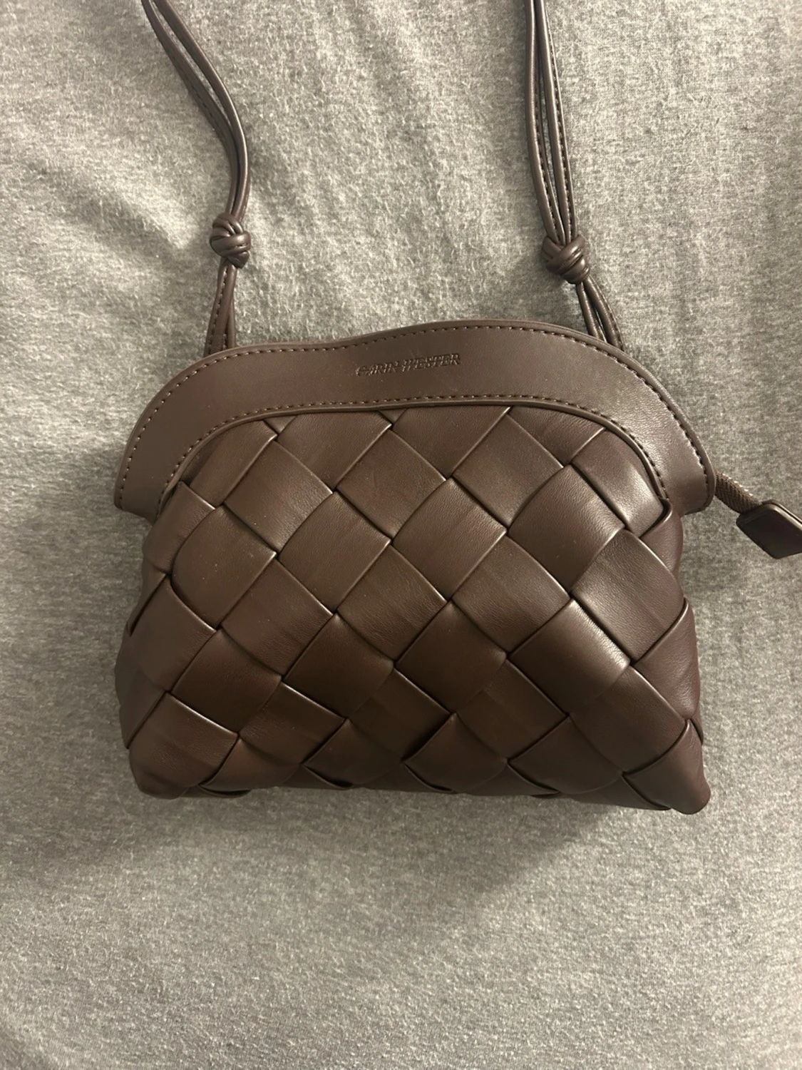 Brun/vinröd flätad axelväska från Carin Wester