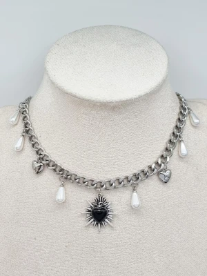 Handgjort halsband med hjärta  - Material-rostfritt stål. 