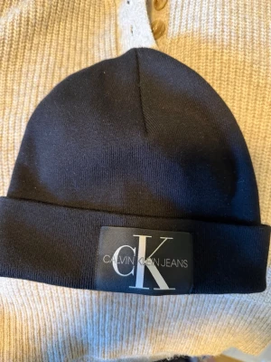 Mössa - En svart mössa från Calvin Klein.