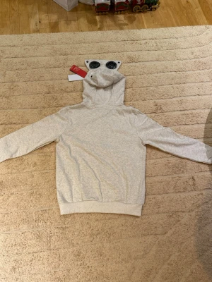 Grå cp kofta  - Schysst grå CP company kofta. Helt ny ej använd. Priset är inte hugget i sten så kom gärna med bud:)