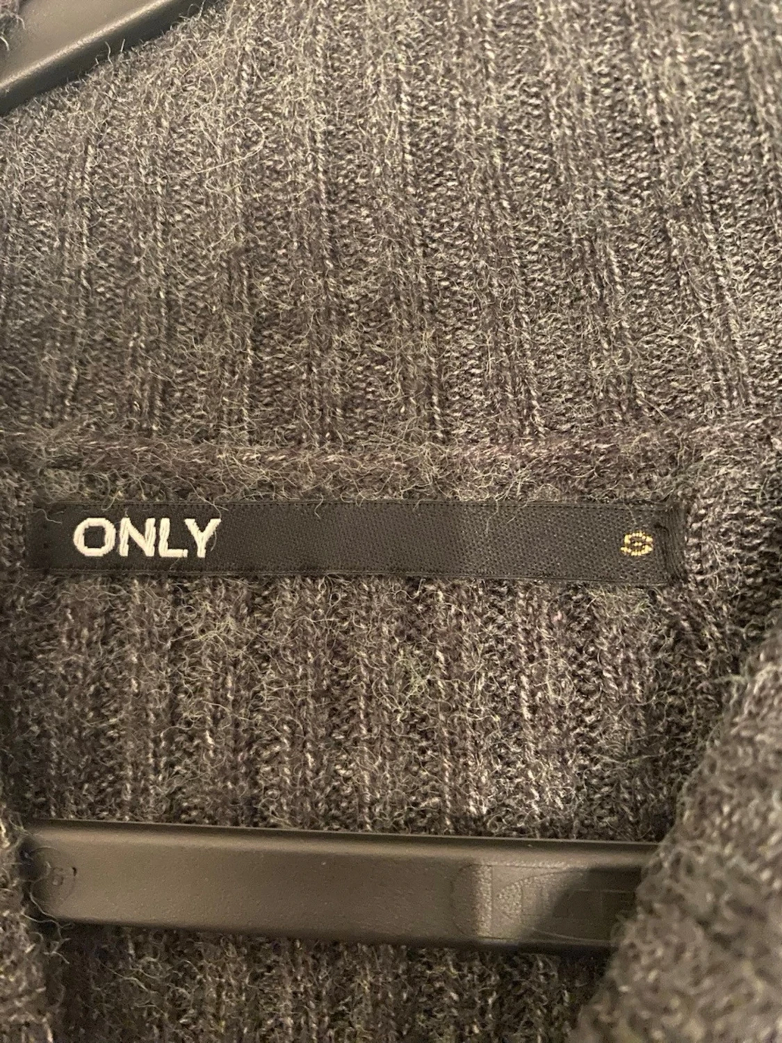 Mörkgrå ribbad stickad tröja ONLY - 1