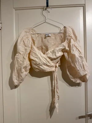 Beige omlott blus från Kappahl  - Den går att stryka men har legat i en låda 🥲 100% bomull och puffiga ärmar 