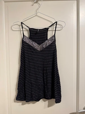 Randigt linne med glitter - Jätteskönt material och glitter vid urringningen. 