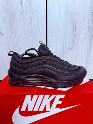 Nike Air Max 97 Triple Black sneakers 40,5  - Mycket gott skick sparsamt använda. Storlek 40,5 kommer utan låda, självklart äkta!