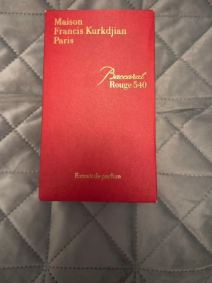 Baccarat Rouge 540 Extrait 70ml - Säljer en helt Ny Lyxig och ikonisk parfym från Maison Francis Kurkdjian Paris. Extrait de parfum-varianten i en snygg röd flaska, 70 ml. Perfekt för dig som vill sticka ut med en exklusiv doft.